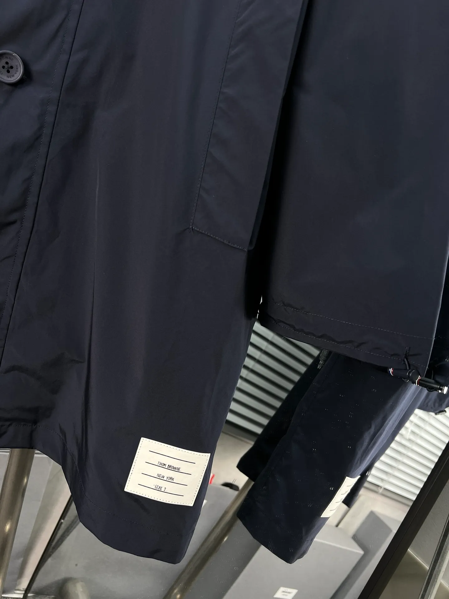 THOM BROWNE🇳🇱 ，Classic ， 。 TB ， White ， ， 。 ：Navy Blue、 Green Sizes：1-4
